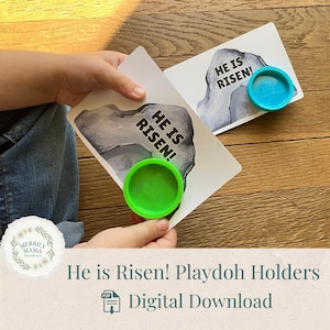 Op de afbeelding: Twee witte kaarten met de tekst "He is Risen!" en een grijs rotsontwerp in aquarel. De kaarten worden gecombineerd met groene en blauwe playdough-containers. De afbeelding bevat ook de tekst "He is Risen! Playdoh Holders" en "Digital Download".