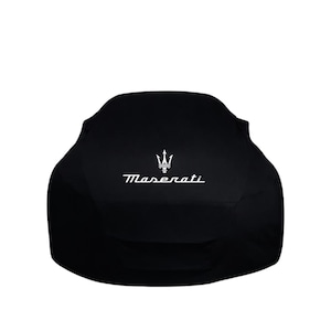 Puede incluir: Funda de coche negra con el logotipo de Maserati en blanco. La funda está diseñada para proteger un coche de los elementos. El logotipo de Maserati incluye un tridente sobre el nombre de la marca.