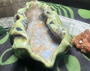Vase rituel sacré Gaia fait main en argile émaillée, art divin féminin