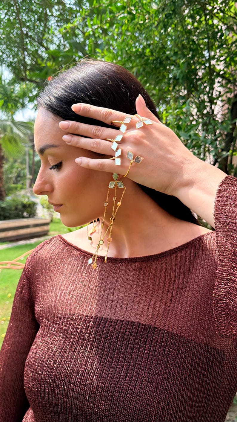 Artisan handcrafted mirror hand bracelet
Luxury inspired boho hand cuff
Joyas De Metal