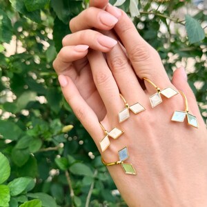 Elegant geometric palm cuff accessory
Boho chic brass mirror hand jewelry
Joyas De metal