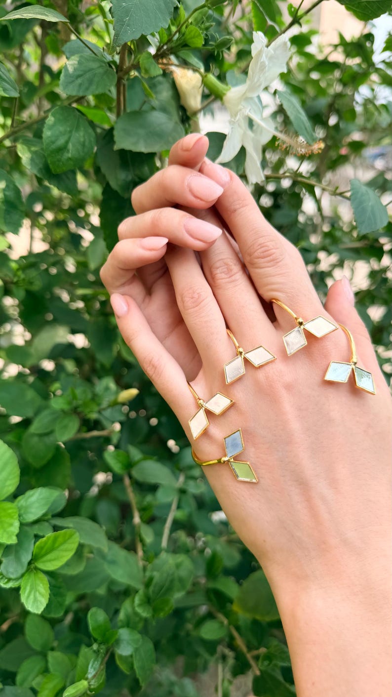 Elegant geometric palm cuff accessory
Boho chic brass mirror hand jewelry
Joyas De metal
