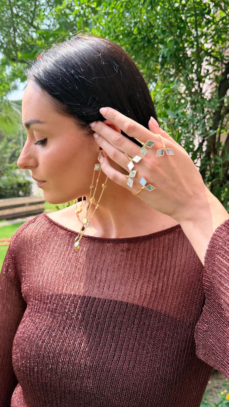 Indo western statement hand accessory
Handmade gold tone palm bracelet
Joyas De metal