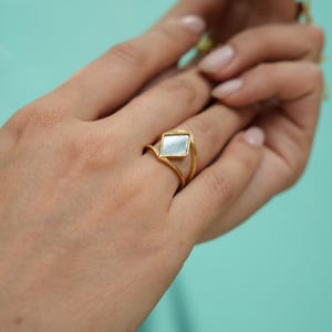 以下が含まれることがあります： 青、緑、白の色合いのセラミック製の入れ子ボウル3個セット。ボウルはまだらの釉薬とシンプルでモダンなデザインが特徴です。最大のボウルの直径は約15cmです。