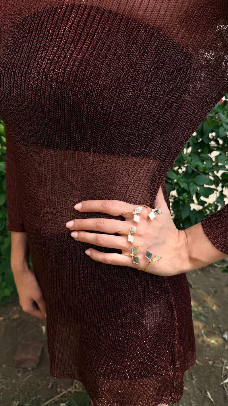 Handmade brass palm cuff jewelry with mirror work
Gold geometric mirror hand cuff bracelet
Joyas de Metal