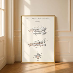 Peut inclure: Une impression encadrée présentant une illustration de brevet vintage d'une navette spatiale. L'impression affiche trois schémas avec des étiquettes, dont "Fig. 1", "Fig. 2" et "Fig. 3". Le texte "UNITED STATES PATENT OFFICE" est en haut.