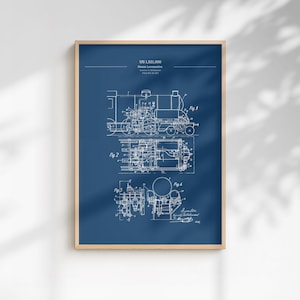 Könnte beinhalten: Gerahmter Druck eines Bauplans einer Dampflokomotive, mit weißen technischen Zeichnungen auf dunkelblauem Hintergrund. Der Druck enthält Diagramme mit den Bezeichnungen Fig. 1 bis Fig. 4 und den Text "US 1,521,000 Steam Locomotive".