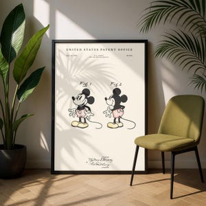 Puede incluir: Impresión artística de patente vintage enmarcada con Mickey Mouse. La impresión muestra dos ilustraciones de Mickey Mouse, etiquetadas como Fig. 1 y Fig. 2, con el texto "United States Patent Office" en la parte superior. La impresión está en un marco negro.