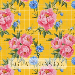 Pode incluir: Padrão floral com peónias cor-de-rosa e centáureas azuis sobre um fundo de grelha amarela. Folhas e caules verdes complementam as flores. O texto "EG PATTERNS CO." é exibido na parte inferior da imagem.