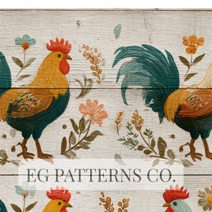 Pode incluir: Um design decorativo com dois galos com penas da cauda verde-azulado, corpos amarelos e castanhos e cristas vermelhas. Os galos estão sobre um fundo de madeira branca com detalhes florais e o texto "EG PATTERNS CO."