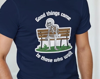 皮肉な骸骨が待っている、ギルダン5000 Tシャツ、クラシックフィットコットンTシャツ、皮肉な骸骨テーマ、ダークユーモア学生、ホワイトボーダーステッカースタイル