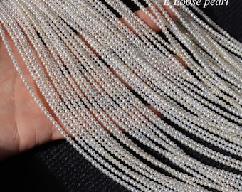 Könnte beinhalten: Stränge aus kleinen, weißen Perlen. Die Perlen sind aufgefädelt und bilden mehrere Reihen zarter, leuchtender Perlen. Das Bild ist gut beleuchtet und hebt die glatte Textur und runde Form der Perlen hervor. Der Text im Bild lautet "E Loose pearl".