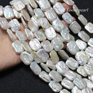 Könnte beinhalten: Eine Strähne aus weißen, irisierenden, quadratischen Süßwasserperlen. E Lose Perle.