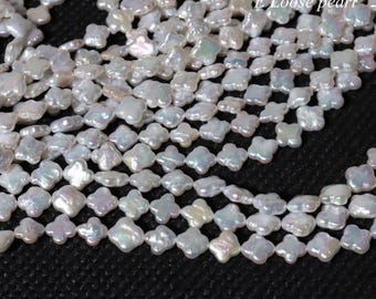 Peut inclure: Un brin de perles d'eau douce blanches en forme de trèfle. Les perles sont enfilées sur un fil blanc. E Loose pearl.