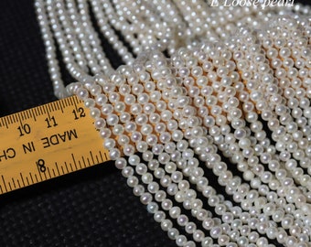 Könnte beinhalten: Nahaufnahme einer weißen Süßwasserperlenkette, die mit einem Lineal gemessen wird. Die Perlen haben einen Durchmesser von etwa 3 mm. E Loose pearl.
