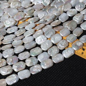 Puede incluir: Una hebra de perlas de agua dulce blancas, rectangulares e iridiscentes. Las perlas están dispuestas en filas y tienen aproximadamente 1,2 cm de largo. E Loose pearl.