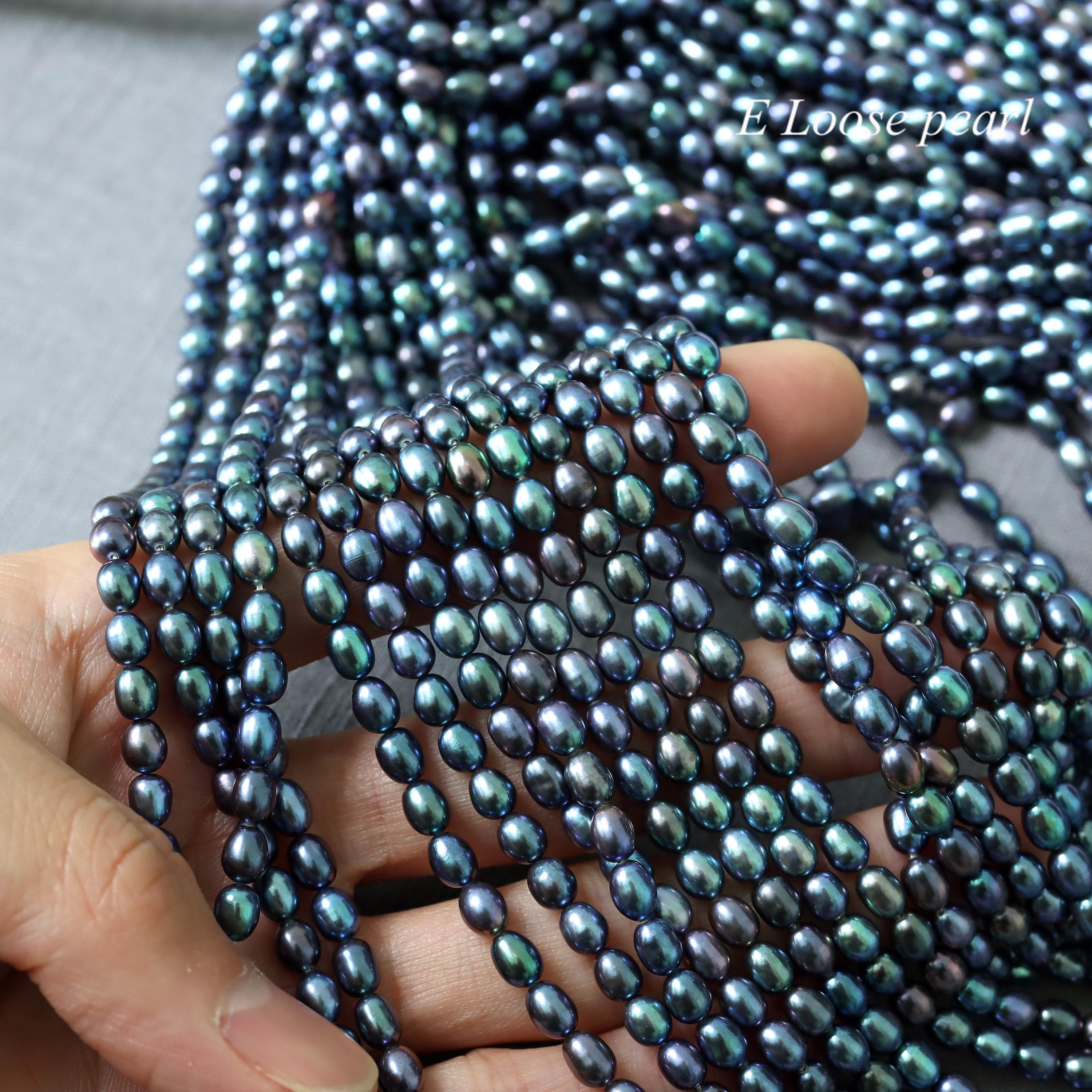 Perlas De Piedra Semipreciosas Azules Aisladas En La Superficie Blanca