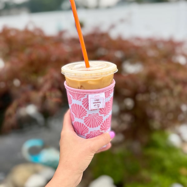 Coral Shells Coffee Sleeve – Medium (22–24 oz)