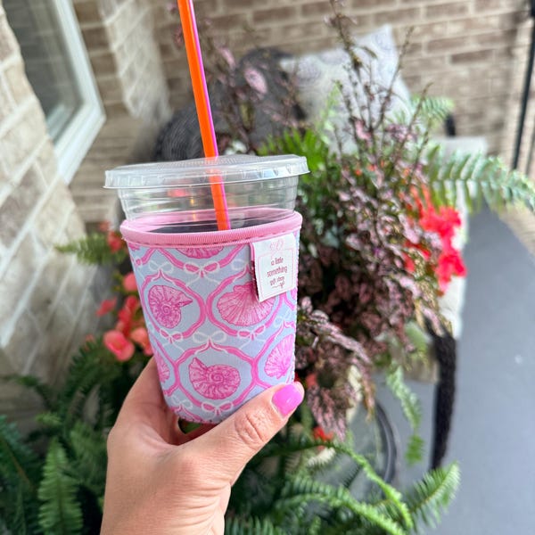 Pink Shells & Bows Coffee Sleeve – Small (16–18 oz)