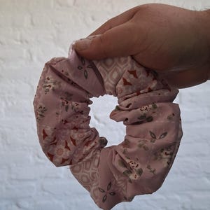 Un elastico per capelli rosa a patchwork