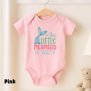 Puede incluir: Un letrero de madera r&uacute;stica con el texto "Welcome to our home" en letras blancas. El letrero presenta un acabado envejecido y un dise&ntilde;o sencillo y acogedor, ideal para un porche o entrada.