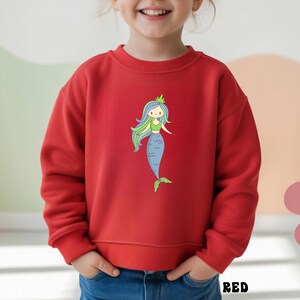 Puede incluir: Un juego de tres botes de cer&aacute;mica con tapas. Los botes son blancos con un estampado floral azul. El m&aacute;s grande mide 20 cm de alto, el mediano 15 cm y el m&aacute;s peque&ntilde;o 10 cm.