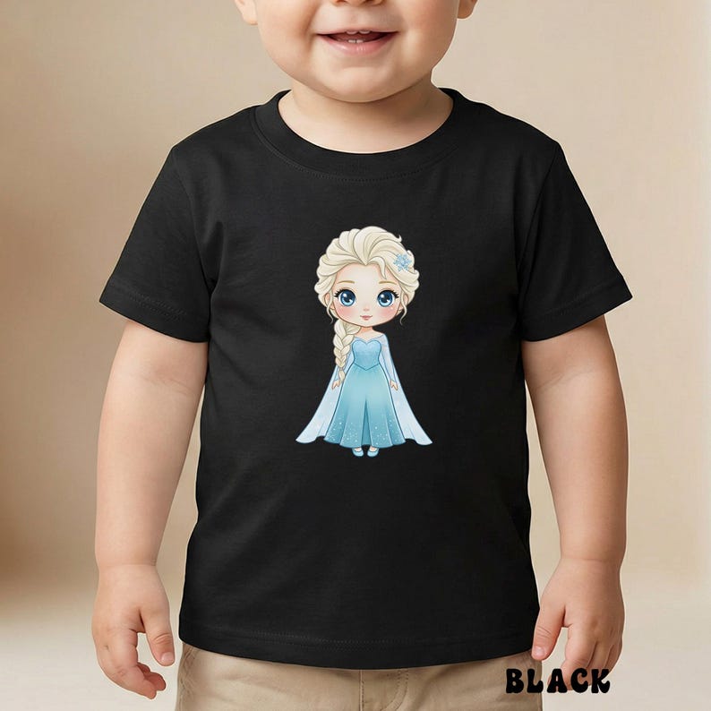 Puede incluir: Camiseta negra con una ilustraci&oacute;n de dibujos animados de una princesa con un vestido azul y pelo rubio. La princesa tiene ojos azules y una peque&ntilde;a flor azul en el pelo. La palabra "BLACK" est&aacute; impresa en la parte inferior de la camiseta.