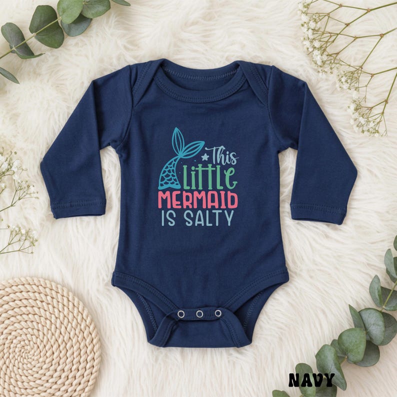 Puede incluir: Una taza de cer&aacute;mica blanca con un asa negra y el texto "But First, Coffee" en negro, con una fuente de estilo manuscrito. La taza est&aacute; sobre una superficie blanca.