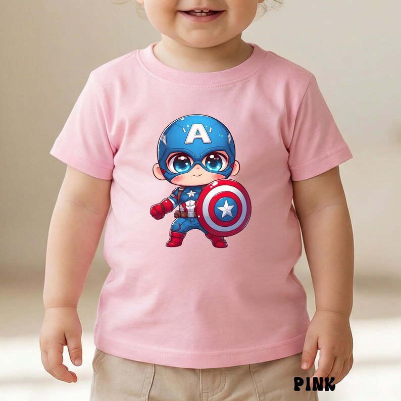 Op de afbeelding: Roze korte mouwen T-shirt met een cartoon Captain America ontwerp. De afbeelding toont Captain America in een blauwe helm met een witte "A", met een schild met een ster. Het woord "PINK" staat onderaan gedrukt.