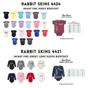 Op de afbeelding: Productafbeelding met een verscheidenheid aan babybodysuits en bodysuits met lange mouwen in verschillende kleuren. De tekst "RABBIT SKINS" en de stijlnummers worden weergegeven. Maattabellen met afmetingen in inches zijn ook inbegrepen.