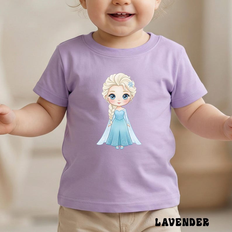 Puede incluir: Una camiseta lavanda con una ilustraci&oacute;n de dibujos animados de una princesa con un vestido azul y una trenza rubia. La palabra "LAVENDER" est&aacute; impresa en negro en la parte inferior de la camiseta.