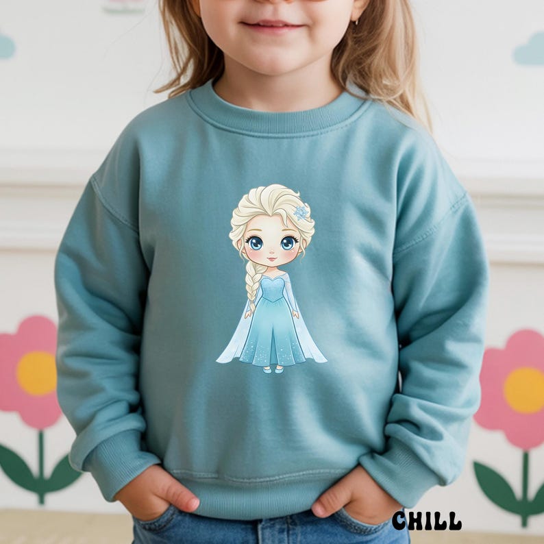 Puede incluir: Sudadera azul claro con una ilustraci&oacute;n de dibujos animados de una princesa con un vestido azul y una trenza larga. La palabra "CHILL" est&aacute; impresa en negro en la parte inferior derecha. La sudadera es de material suave.