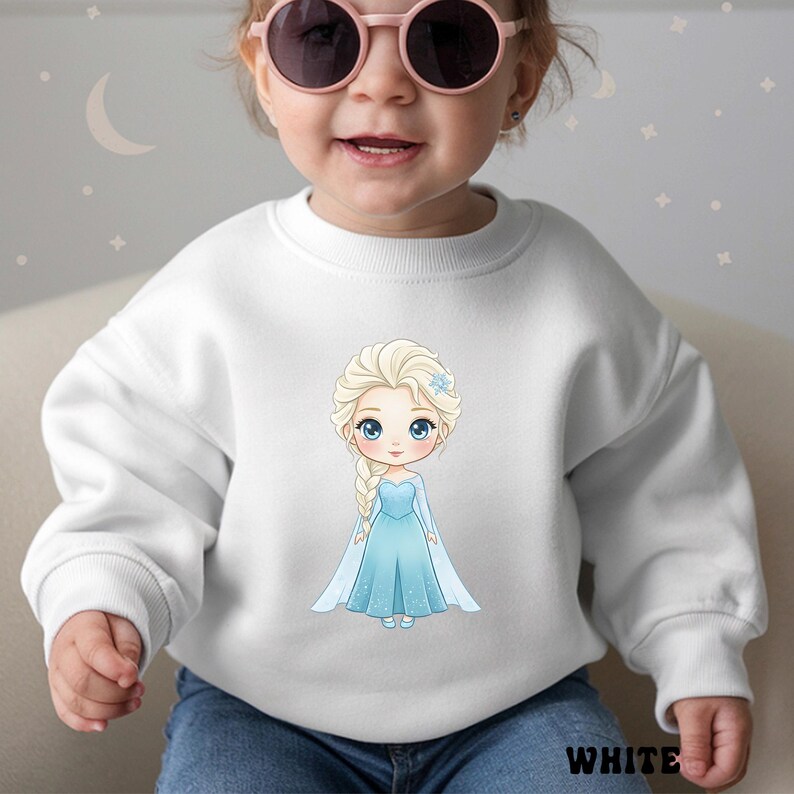 Puede incluir: Sudadera blanca con una ilustraci&oacute;n de dibujos animados de una princesa con un vestido azul. La princesa tiene el pelo rubio y un accesorio floral azul. La palabra "WHITE" est&aacute; impresa en la parte inferior.