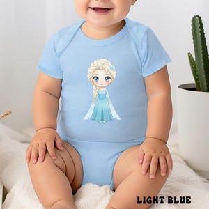 Puede incluir: Body de beb&eacute; azul claro con una ilustraci&oacute;n de dibujos animados de una princesa con un vestido azul. El body tiene mangas cortas y cuello redondo. El texto "LIGHT BLUE" est&aacute; impreso en la parte inferior.