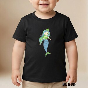 Puede incluir: Camiseta negra con una ilustraci&oacute;n de sirena de dibujos animados. La sirena tiene pelo azul y verde, un top verde y una cola azul. La palabra "BLACK" est&aacute; impresa en la parte inferior de la camiseta.