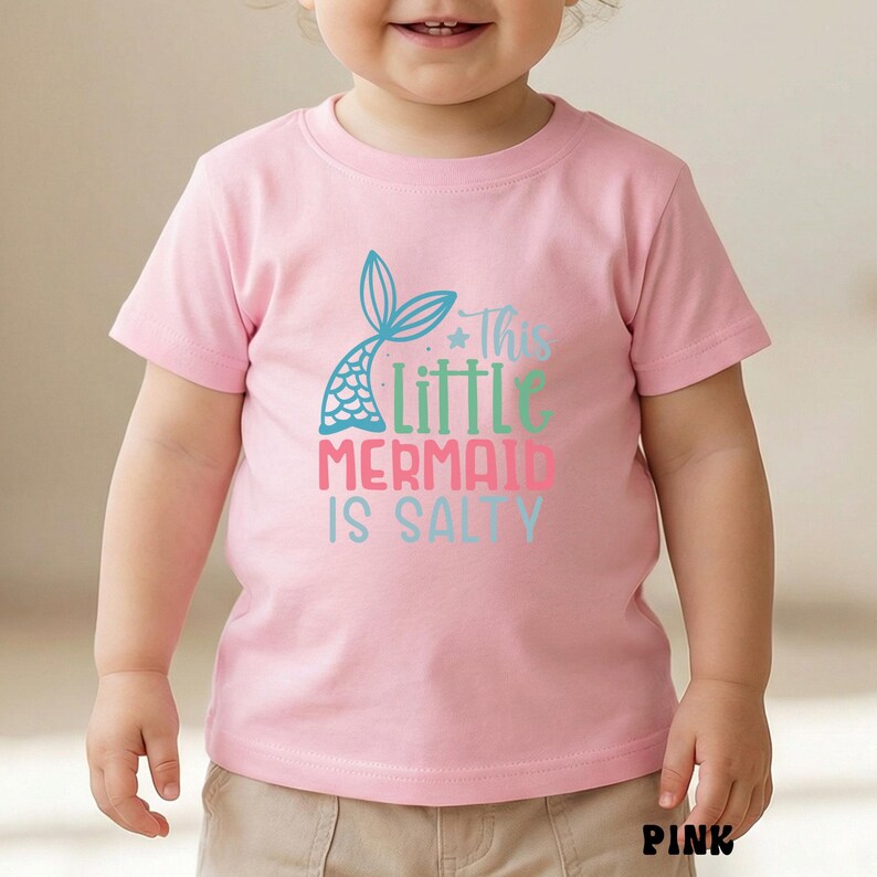 Puede incluir: Una taza de cer&aacute;mica blanca con asa negra y el texto "But First, Coffee" en negro, con una fuente de estilo manuscrito. La taza probablemente tiene entre 325 y 444 ml, ideal para una bebida matutina.