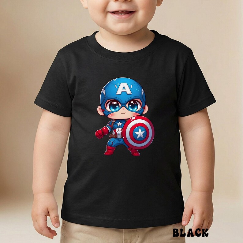 Op de afbeelding: Zwart T-shirt met een cartoon Captain America-ontwerp. Het personage draagt een blauwe helm en houdt een rood, wit en blauw schild vast. Het woord "BLACK" staat onderaan het shirt.