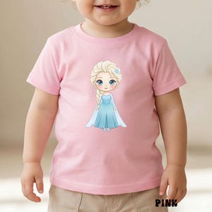 Puede incluir: Camiseta rosa de manga corta con una ilustraci&oacute;n de dibujos animados de una princesa con un vestido azul y una trenza rubia. La princesa tiene grandes ojos azules y una peque&ntilde;a flor azul en el pelo. La palabra "PINK" est&aacute; impresa en la parte inferior.