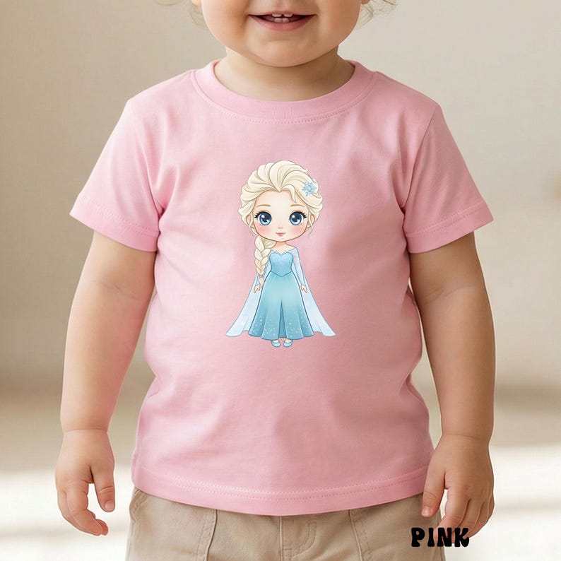 Puede incluir: Camiseta rosa de manga corta con una ilustraci&oacute;n de dibujos animados de una princesa con un vestido azul y una trenza rubia. La princesa tiene grandes ojos azules y una peque&ntilde;a flor azul en el pelo. La palabra "PINK" est&aacute; impresa en la parte inferior.