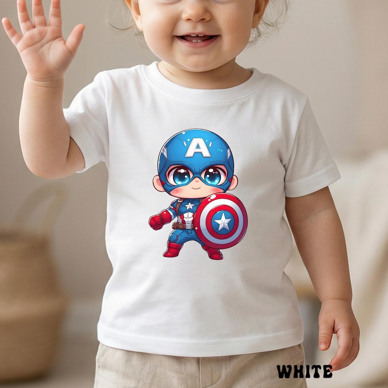 Op de afbeelding: Wit T-shirt met korte mouwen met een cartoon illustratie van Captain America. Het personage draagt een blauw en rood kostuum en houdt een schild met een ster vast. Het woord "WHITE" staat onderaan.