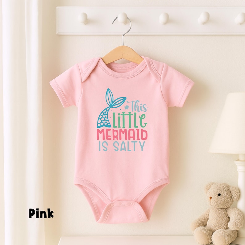 Puede incluir: Un letrero de madera r&uacute;stica con el texto "Welcome to our home" en letras blancas. El letrero presenta un acabado envejecido y un dise&ntilde;o sencillo y acogedor, ideal para un porche o entrada.