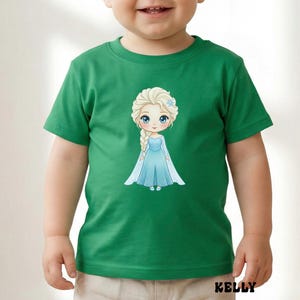 Puede incluir: Una camiseta verde con una ilustraci&oacute;n de dibujos animados de una princesa con un vestido azul y una trenza larga. La princesa tiene ojos azules y una peque&ntilde;a flor azul en el pelo. La palabra "KELLY" est&aacute; impresa en blanco en la parte inferior.