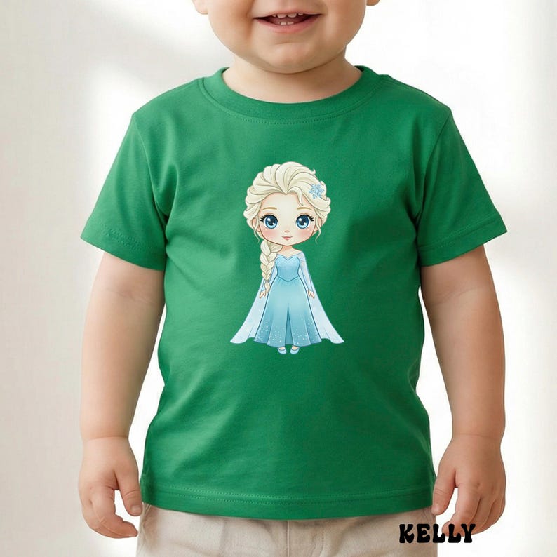 Puede incluir: Una camiseta verde con una ilustraci&oacute;n de dibujos animados de una princesa con un vestido azul y una trenza larga. La princesa tiene ojos azules y una peque&ntilde;a flor azul en el pelo. La palabra "KELLY" est&aacute; impresa en blanco en la parte inferior.
