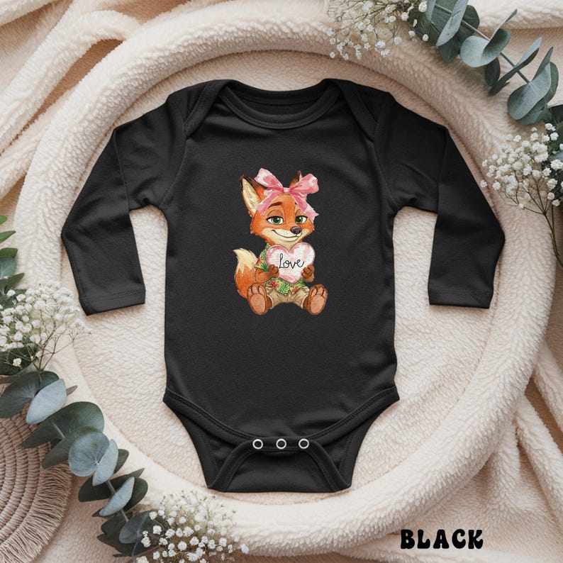 Peut inclure: Body b&eacute;b&eacute; noir &agrave; manches longues. Le body pr&eacute;sente un renard de dessin anim&eacute; portant un n&oelig;ud rose et tenant un signe en forme de c&oelig;ur avec le mot "love". Le body a trois boutons-pression en bas et le mot "BLACK" est imprim&eacute; en bas.