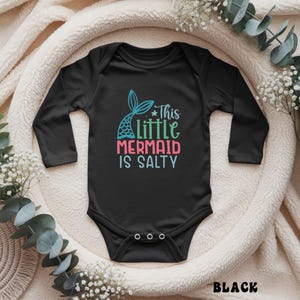 Puede incluir: Un letrero de madera r&uacute;stico blanco con la palabra "Welcome" escrita a mano. Un peque&ntilde;o coraz&oacute;n decorativo est&aacute; fijado en la parte inferior. El fondo es una imagen borrosa de una superficie de madera, evocando un estilo r&uacute;stico.