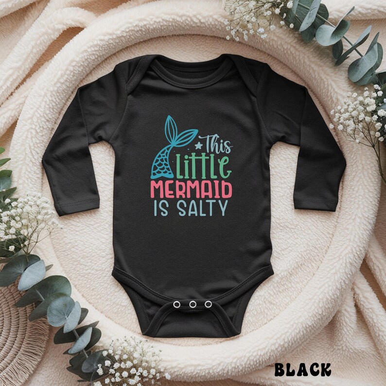 Puede incluir: Un letrero de madera r&uacute;stico blanco con la palabra "Welcome" escrita a mano. Un peque&ntilde;o coraz&oacute;n decorativo est&aacute; fijado en la parte inferior. El fondo es una imagen borrosa de una superficie de madera, evocando un estilo r&uacute;stico.