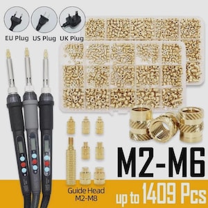 Puede incluir: Un surtido de herramientas y componentes de soldadura. La imagen muestra tres soldadores con pantallas digitales, varias inserciones de latón y un contenedor de pequeños sujetadores de latón. El texto incluye "EU Plug", "US Plug", "UK Plug", "M2-M6", "Guide Head M2-M8" y "up to 1409 Pcs".