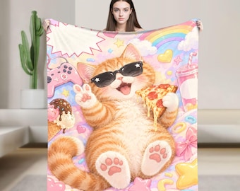 Könnte beinhalten: Eine weiche Wohndecke mit einem cartoonartigen orangefarbenen getigerten Kater, der eine schwarze Sonnenbrille trägt, ein Stück Peperoni-Pizza hält und ein Friedenszeichen macht. Der Hintergrund zeigt einen rosa Gamecontroller, Eis und Sterne.