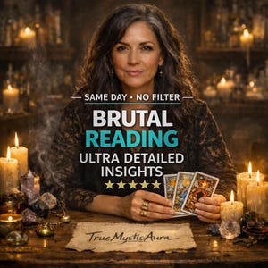Puede incluir: Una mujer con cabello largo y gris sostiene cartas del tarot, con el texto "BRUTAL READING" y "ULTRA DETAILED INSIGHTS". La imagen incluye velas encendidas, cristales y el texto "True Mystic Aura."