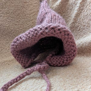 Bonnet lutin pour tout-petits - Bonnet pour enfants en tricot fait main - Bonnet d'hiver neutre - Lyra prêt à être expédié